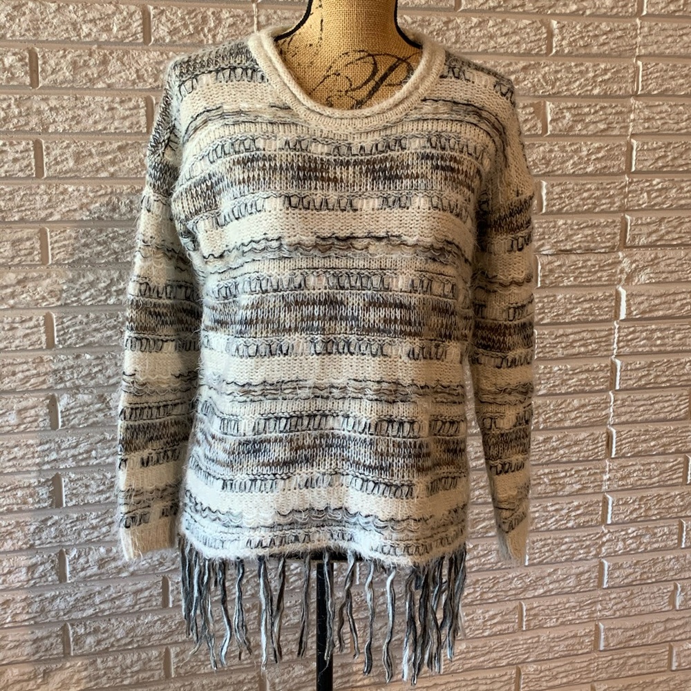 Women’s Sisters sweater size small
Multi-color -cream, black, grey & bro…